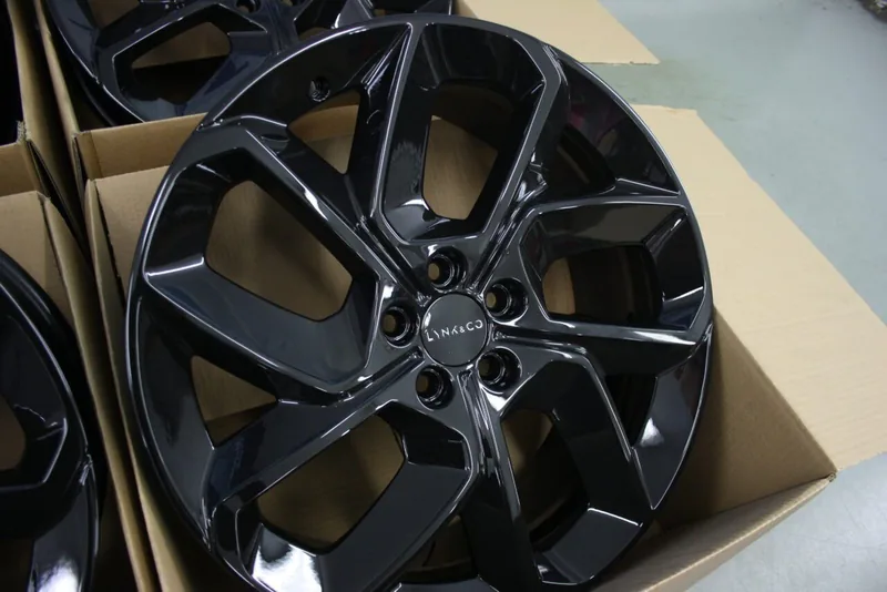 Zwarte Lynk & Co velg in de doos