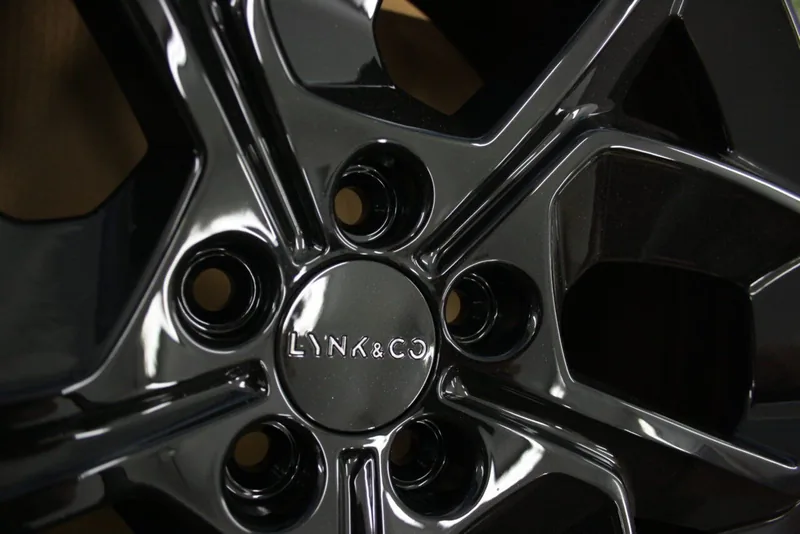 Detailfoto van de naaf met Lynk & Co logo op zwarte velg