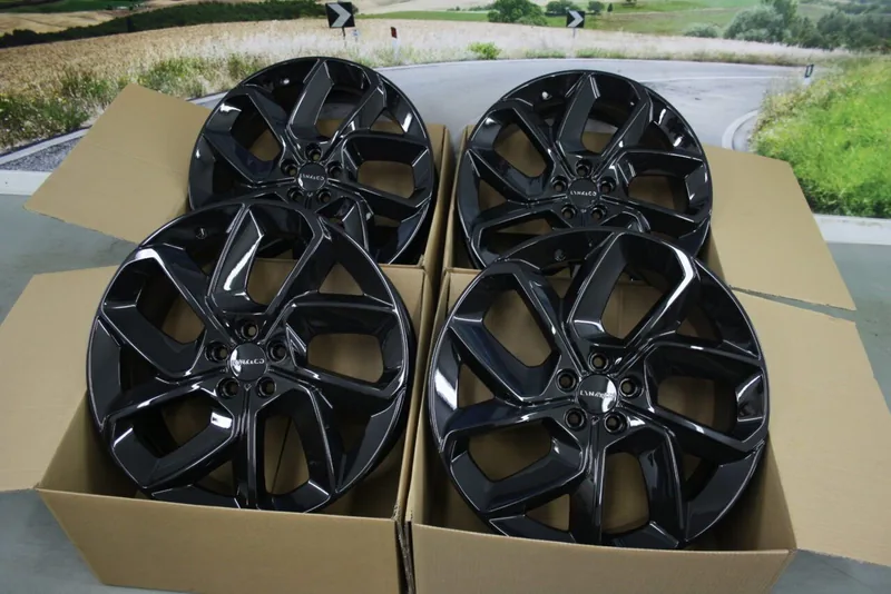 Complete set van vier zwarte Lynk & Co velgen